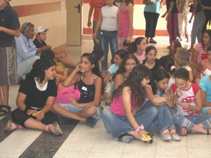 תלמידי יסודי מתארחיים בחטיבת ביניים (צילום: מלי פישמן)