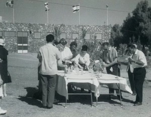 מבצע תרומת דם בבי"ח זוטא 1968, מימין יוסקה לוי. (הצילום באדיבות מוזיאון "אילת עירי")