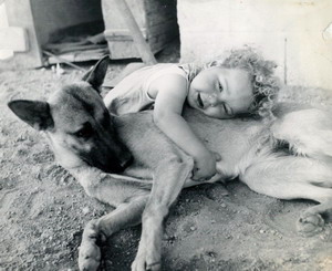 עציון, הילד הראשון שנולד באילת עם כלבו 1955. (הצילום באדיבות מוזיאון "אילת עירי")