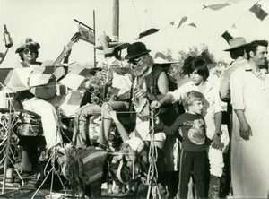 רפי נלסון (על התופים) ואהרון דקל-דקס (בגיטרה) בחגיגות ה-30 לאילת – 1979. (הצילום באדיבות מוזיאון "אילת עירי")
