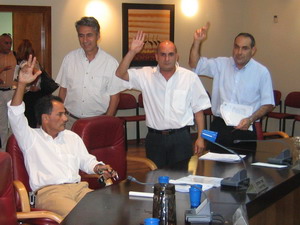 חברי האופוזיציה מצביעים. (צילום: שחר אלקיים)